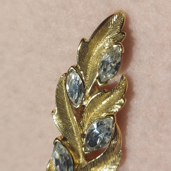 Vintage 1960's Trifari, Rhinestone Leaf Brooch - Picture 2 of 7